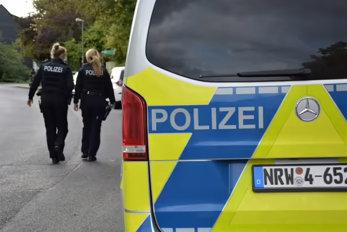 In Hilden wurden am 9. November 2024 mehrere Autoreifen zerstochen. Die Polizei ermittelt und bittet um Hinweise aus der Bevölkerung.
