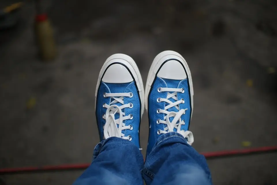 Aktion: Rote Schuhe und Fahnen als Zeichen gegen Gewalt an Frauen