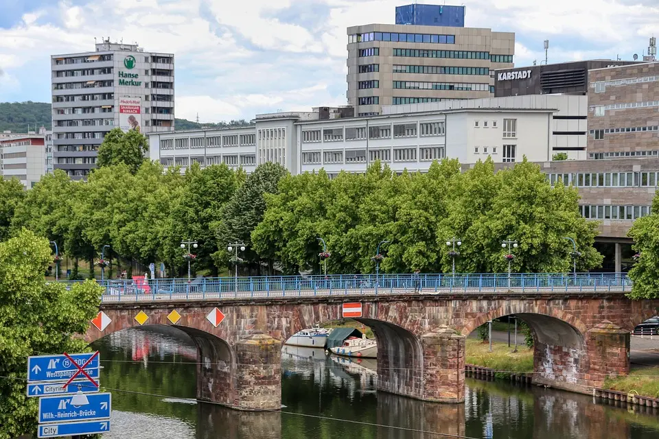 Saarbrücker ZeitungSZ-Reportage des Monats: Besuch in drei Gemeinschaftsschulen zeigt, wie 
groß die Probleme wirklich sindFabeln könne er in Deutsch in Klasse 5 heute nicht mehr so wie früher 
behandeln, sagt Reiner Kiefer. „Lautet der erste Satz ,Ein Fuchs geht in 
den Wald',....vor 14 Minuten