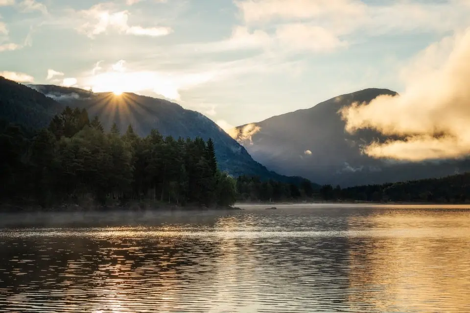 MeinBezirk.atLeserfoto-Galerie: Sonnenuntergang und Sonnenaufgang in MünzbachLeserfotos MÜNZBACH. Bilder von der Dämmerung hat uns Christian Strach aus 
Münzbach zukommen lassen. Die Fotos vom Sonnenuntergang hat er am Sonntag 
(24..vor 23 Minuten