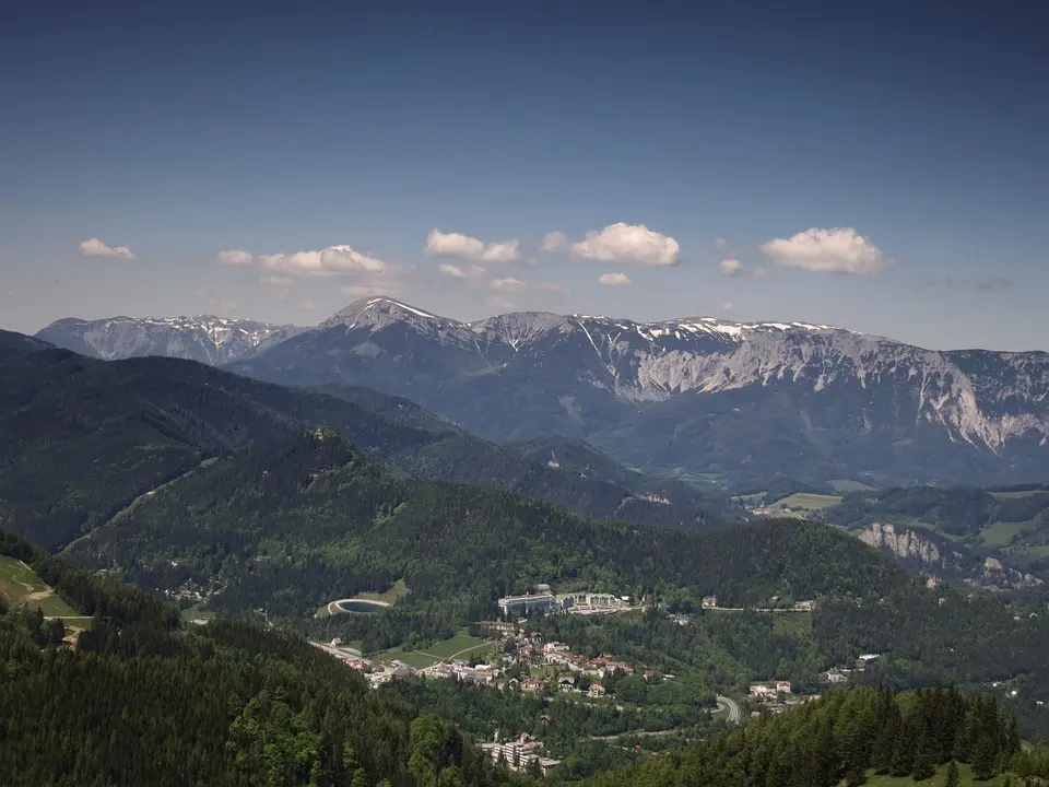 MeinBezirk.atSemmering/Neunkirchen: 20.000 Euro Spende aus dem Verkauf der 
"Manker-Requisiten"Requisten von Paulus Mankers Inszenierungen im Südbahnhotel am Semmering 
wurden für einen guten Zweck veräußert (meinBezirk berichtete)..vor 18 Minuten