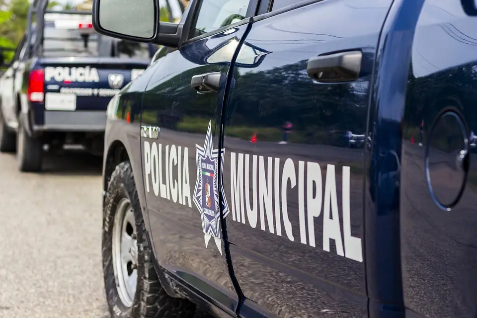 MeinBezirk.atNach Diebstahl in Wien: Polizist von Frau bespuckt und in Hand gebissenZu einer Beißattacke ist es am Sonntag auf einem Donaustädter Flohmarkt 
gekommen. Eine Frau, die beim Stehlen erwischt wurde, bespuckte dabei nicht 
nur....vor 26 Minuten