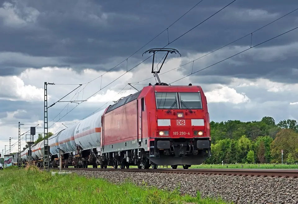 Hausmening - Auto blieb am Bahnübergang hängen: Zug kam knapp davor zum Stehen