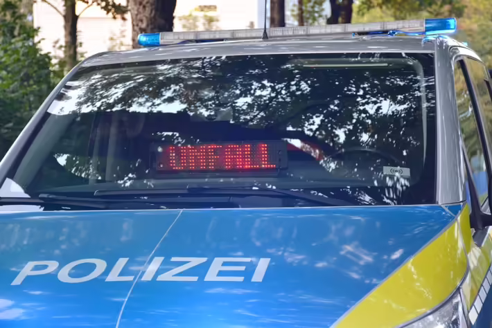 Zwei Transporter zerstört: Hoher Sachschaden nach Zusammenstoß in Langenfeld!