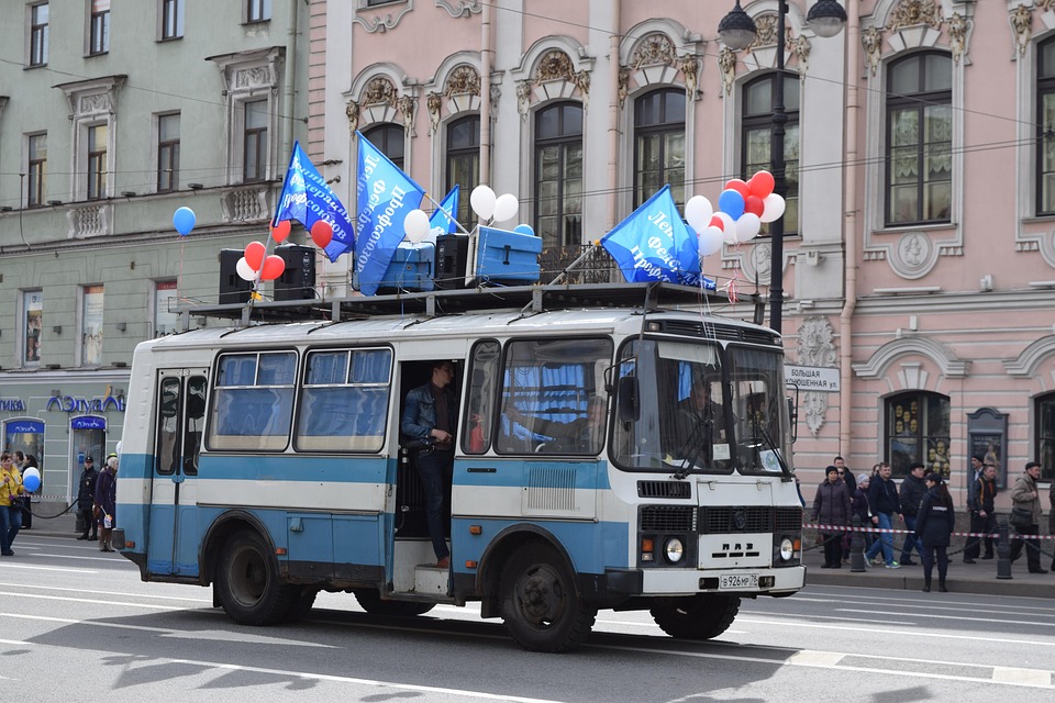 Zelensky warnt, dass Russland trotz angekündigtem Waffenstillstand weiterhin Angriffe führt. Beweise für eine fortdauernde Eskalation und Fragen zu Putins Motiven stehen im Fokus.