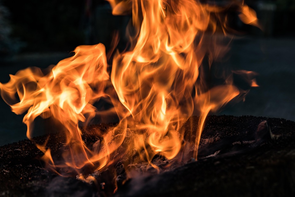 PKK-Militanten verbrennen Waffen – Meilenstein im Konflikt mit der Türkei