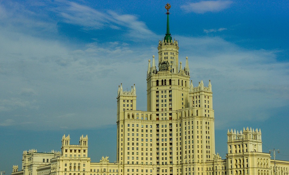 Russland öffnet geheime Drohnenfabrik, Satellitenbilder zeigen Expansion