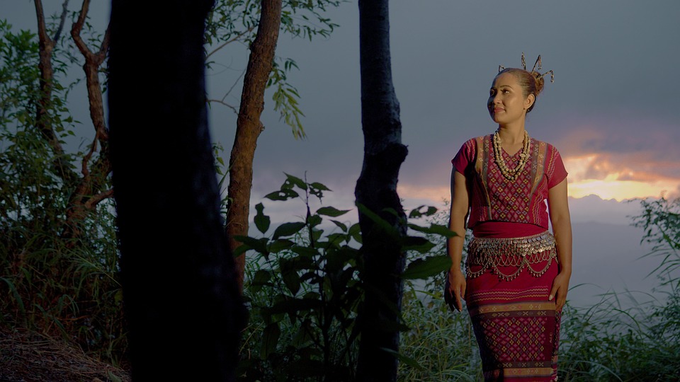 Macron verspricht Gerechtigkeit nach Baum-Attacke für ermordeten Juden