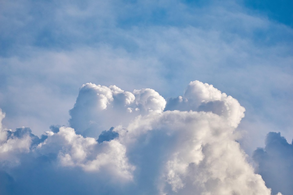 Drama am Campingplatz: 65-Jährige rettet sich aus brennendem Wohnwagen!