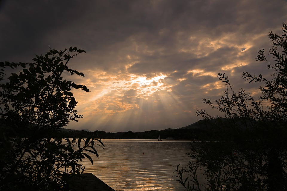 Drama in der Nacht: Autofahrer stürzt 60 Meter hangab – Retter schnell zur Stelle!