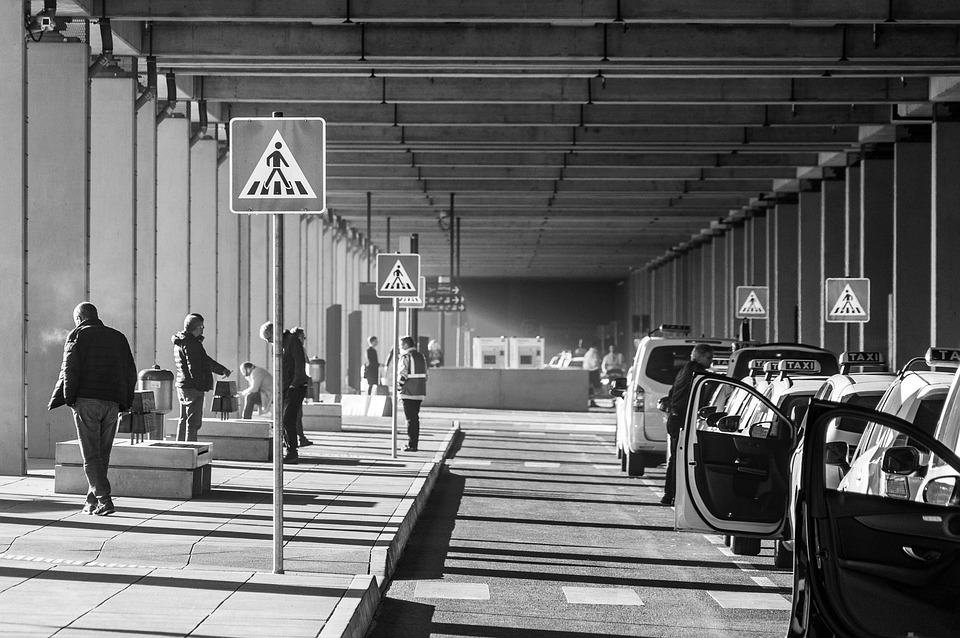 Flughafen Chaos: Eis und Glatteis stoppen Flüge in Wien und Deutschland!