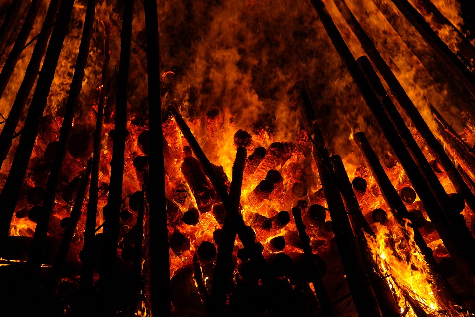 Höllenfeuer in Bad Gams: Hackschnitzellager steht in Vollbrand!