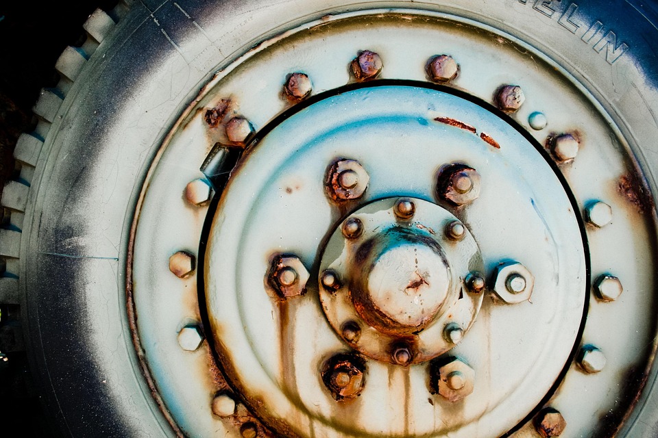 Pkw-Unfall in Ichenhausen: 18-Jähriger rettet sich aus sinkendem Auto!