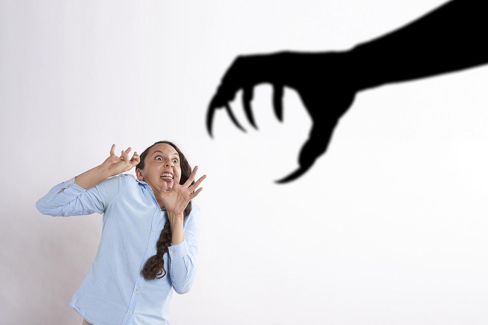 Schock am Flughafen: BMW-Manager wegen Kinderpornografie festgenommen!