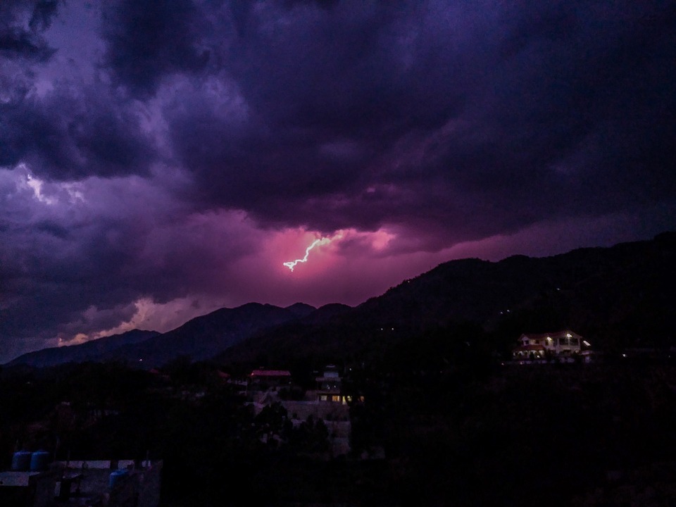 Schock im Zettersfeld: 35-Jähriger stürzt beim Gleitschirmfliegen!
