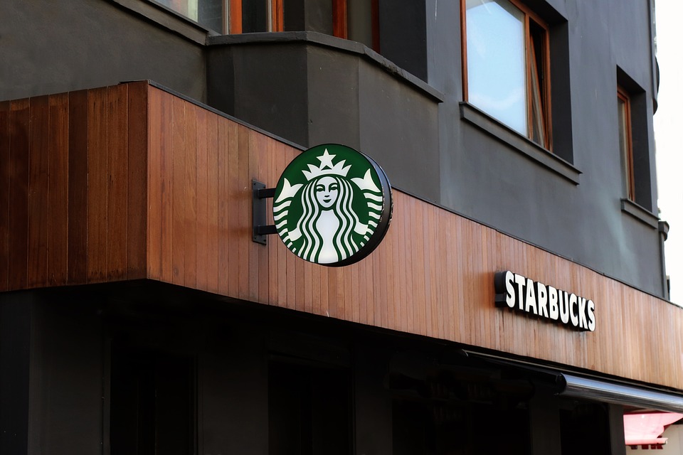 Starbucks‘ heiß begehrter Teddy-Becher: Kunden kämpfen um das Sammlerstück!