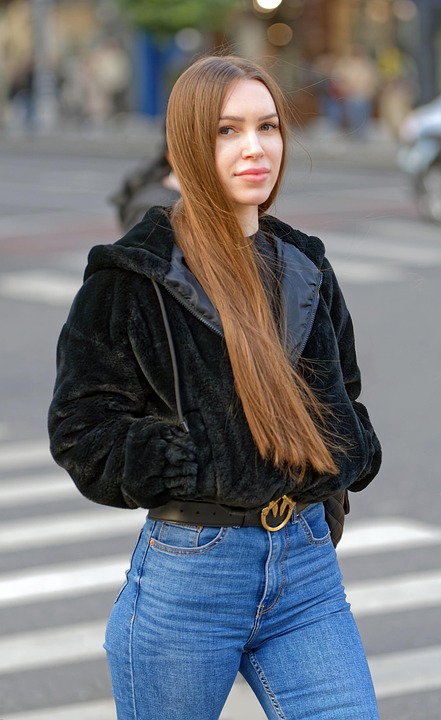 Überkopfwegweiser stürzt auf Kreuzung: Fünf Autos verwickelt!