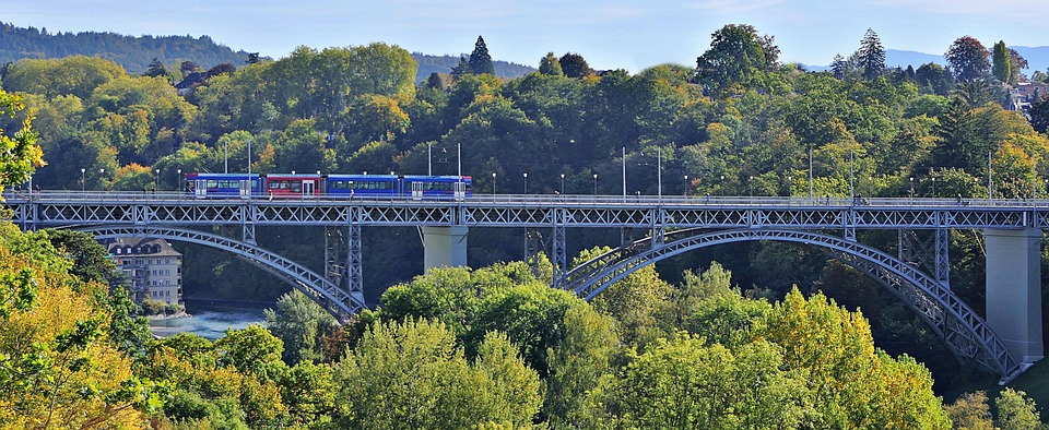 Unfall mit Straßenbahn im 17. Bezirk: Person bewusstlos am Boden!