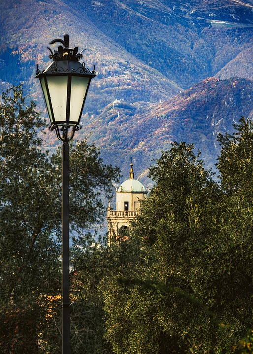 Verkehrschaos in Pinkafeld: Tuctuc kracht gegen Laternenmast!