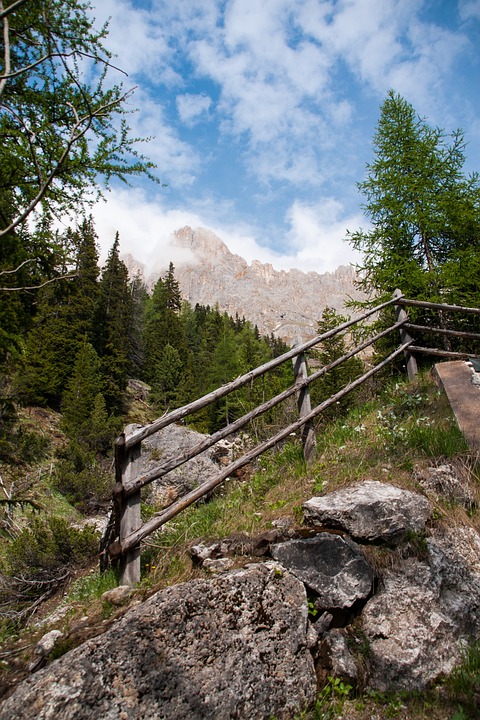 Vierjähriger Junge in Tirol von Auto erfasst – Hubschrauber im Einsatz!