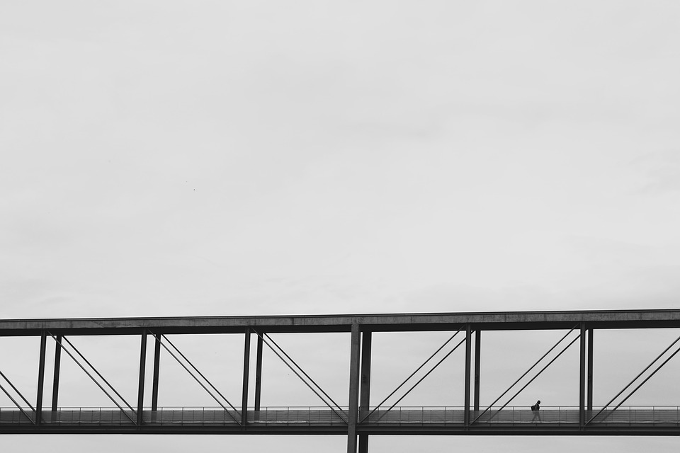 Drama in Klagenfurt: Carport-Brand greift auf Wohnhaus über!