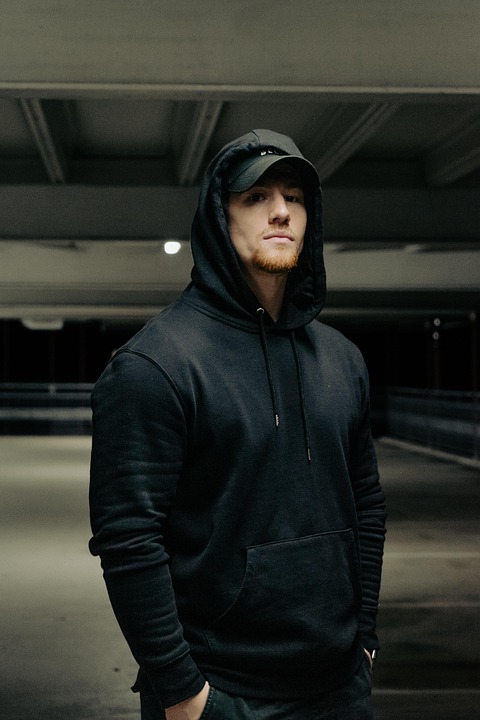 Eisenstangen-Attacke auf Parkplatz: Zwei Verletzte in Klagenfurt!