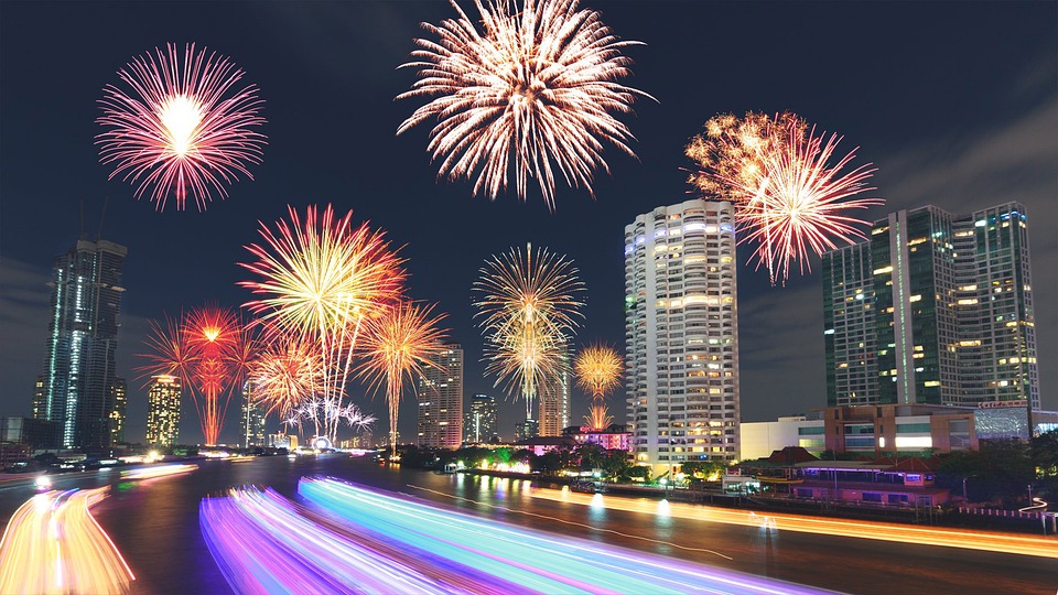 Explosion in Gemeindebau: Mann schwer verletzt, Einsatzkräfte vor Ort!