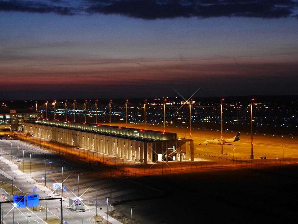 Glatteis-Chaos am Flughafen BER: Betrieb wegen Blitzeis eingestellt!