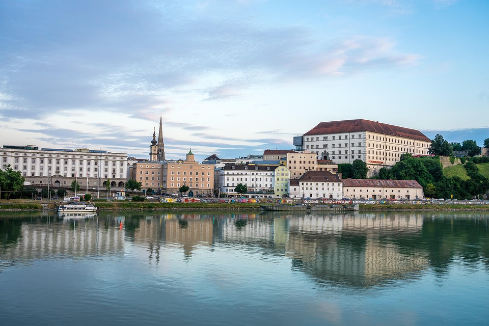 Linz in Trauer: Feierlichkeiten zum Abschied von Altbischof Aichern
