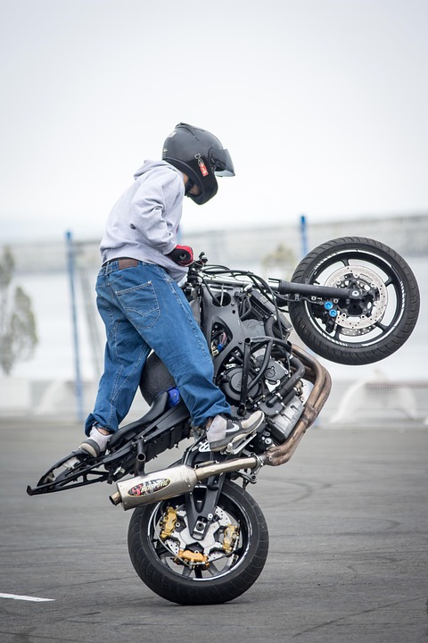 Motorradfahrer kracht ins Gestrüpp: Schwerverletzt in Böheimkirchen!