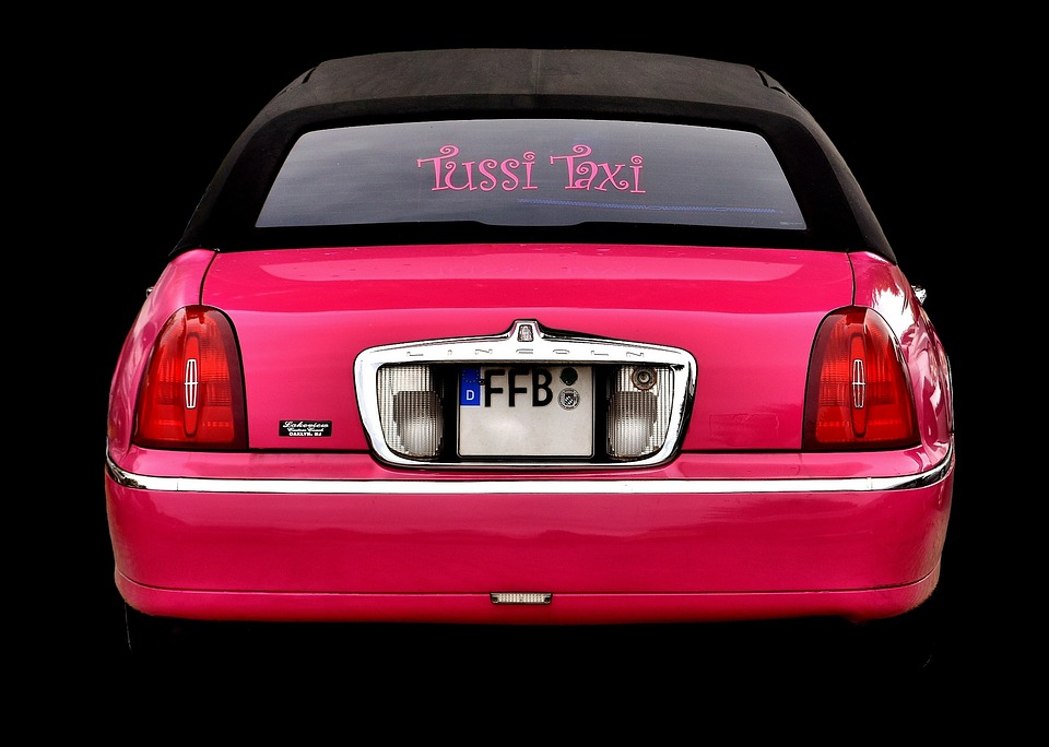 Pkw rutscht trotz Schneeketten in Waldstück – Fahrer bleibt unversehrt!