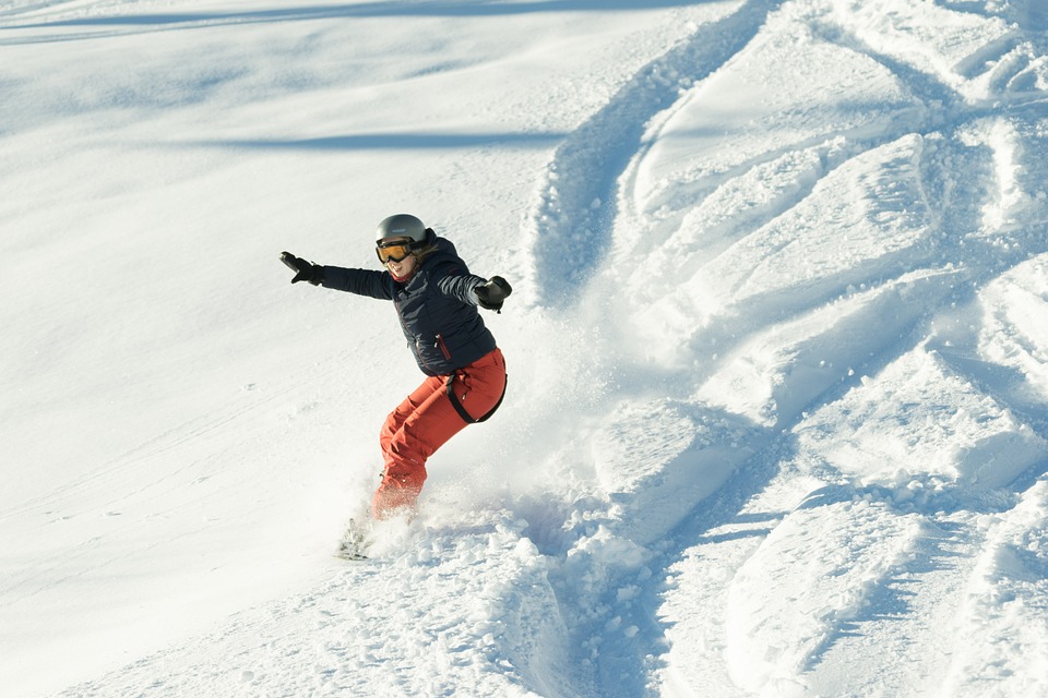 Snowboarder hinterlässt verletzten Skifahrer hilflos auf der Piste!