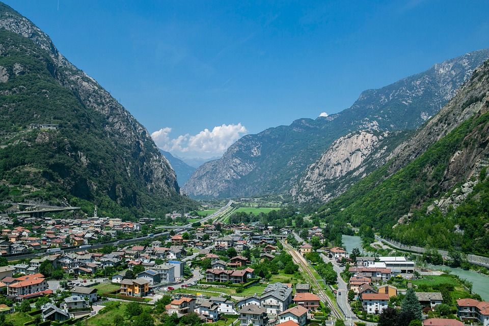 Straßenschlacht in Turin: Linksextremisten greifen Polizei brutal an!