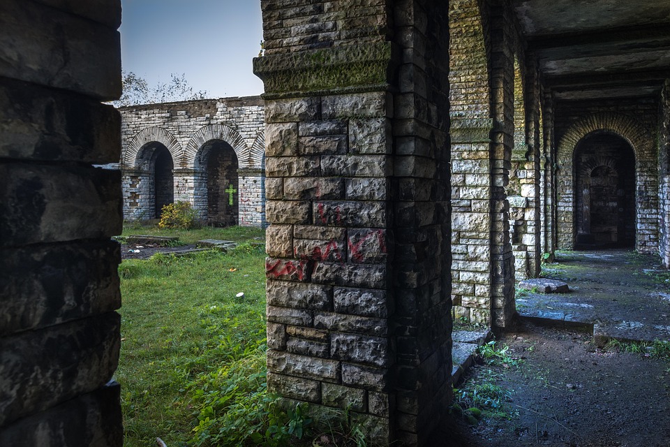 Tödlicher Crash in Friedberg: Mopedauto-Fahrer stirbt nach Überholung!