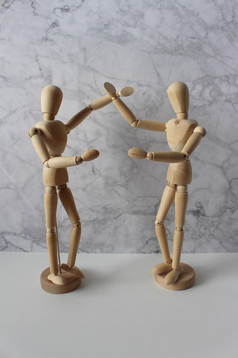 Tragischer Streit: 82-Jähriger schießt auf Enkelin und stirbt!