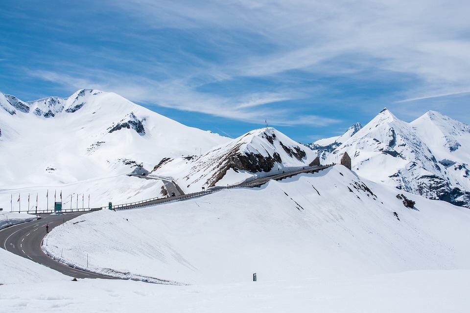 Villacher Alpenstraße nach Schneesturm wieder geöffnet – Rodelspaß garantiert!