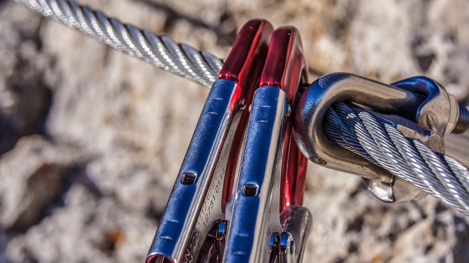 Zwei Fahrerfluchten und verletzte Kinder: Rodelunfälle erschüttern Tirol!