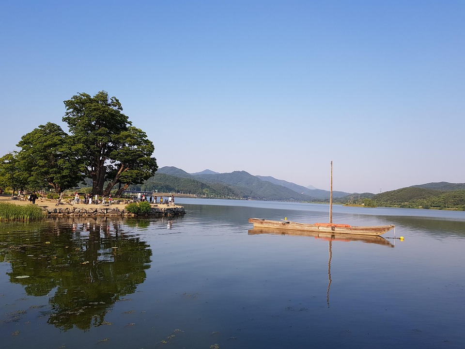 Kim Jong Un zeigt mit Scharfschützengewehr-Fotos seine Tochter als Nachfolgerin